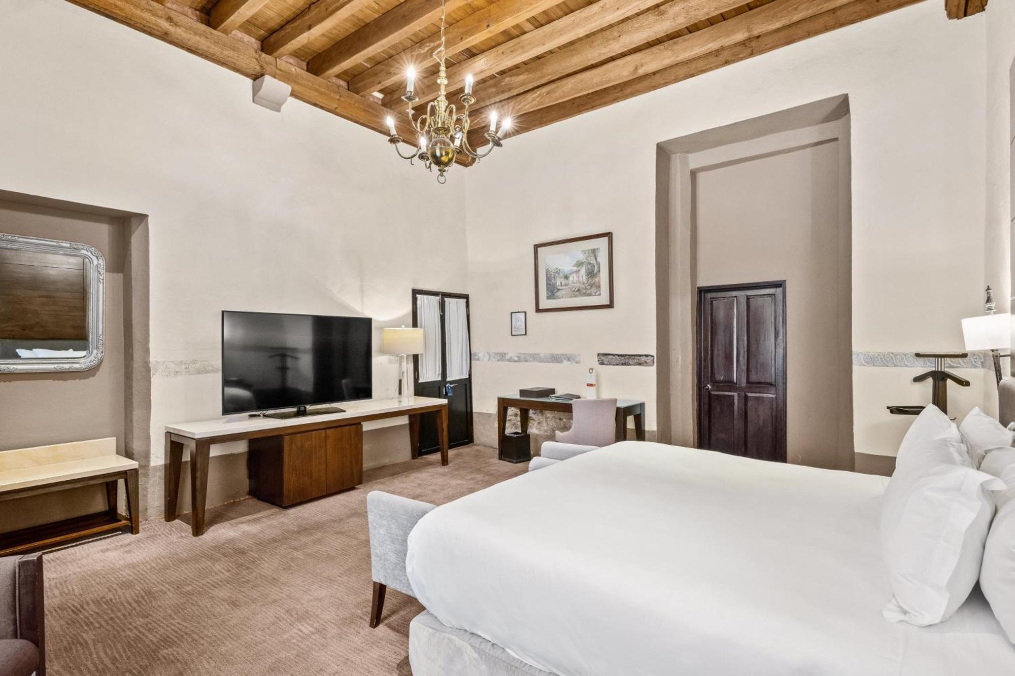 Quinta Real Puebla Hotell Exteriör bild A guest room at the Hotel Santa Fe