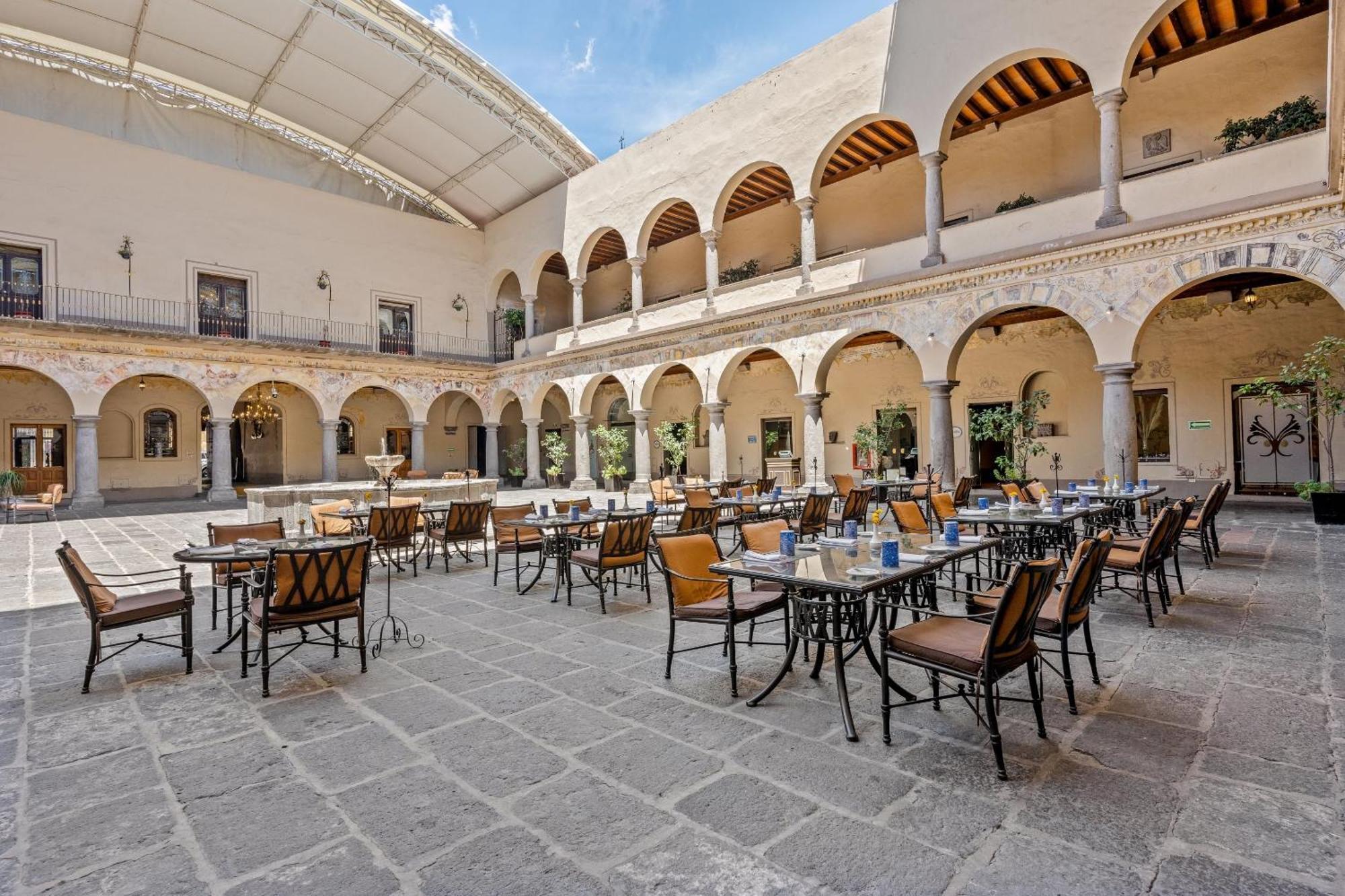 Quinta Real Puebla Hotell Exteriör bild The hotel's interior courtyard